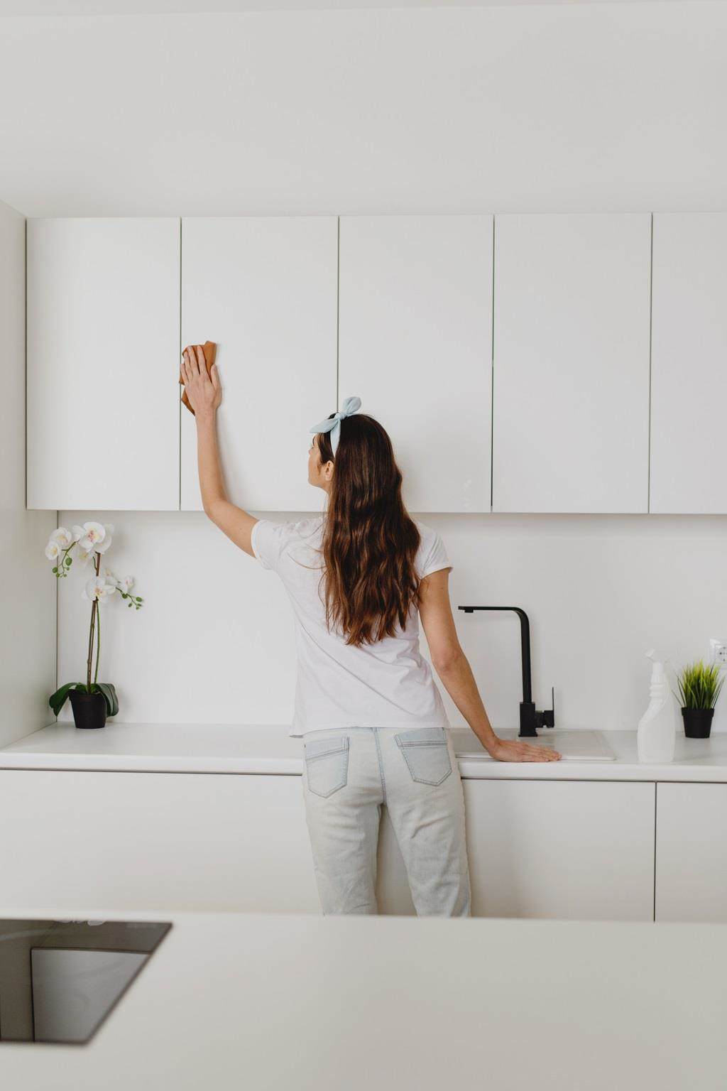 women cleaning kitchen